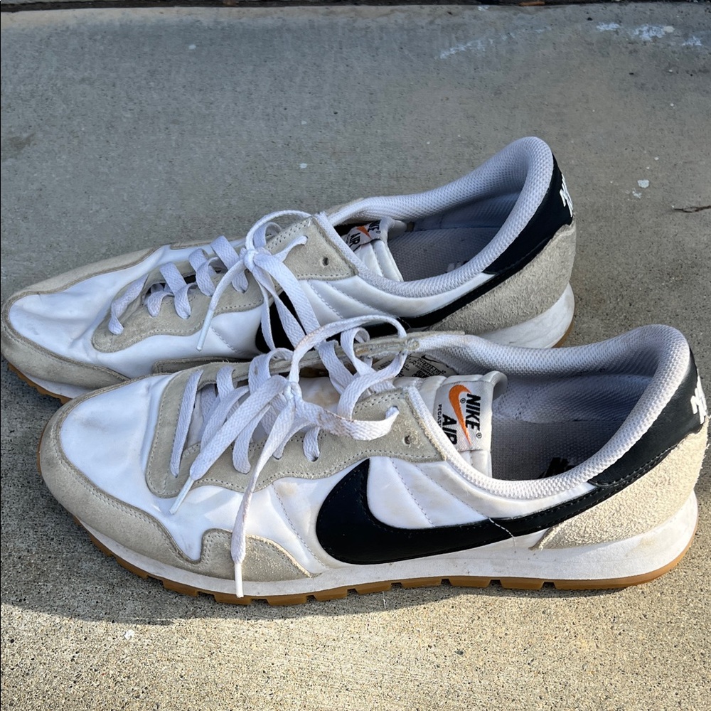 Nike Men's White and Black Retro Sneakers